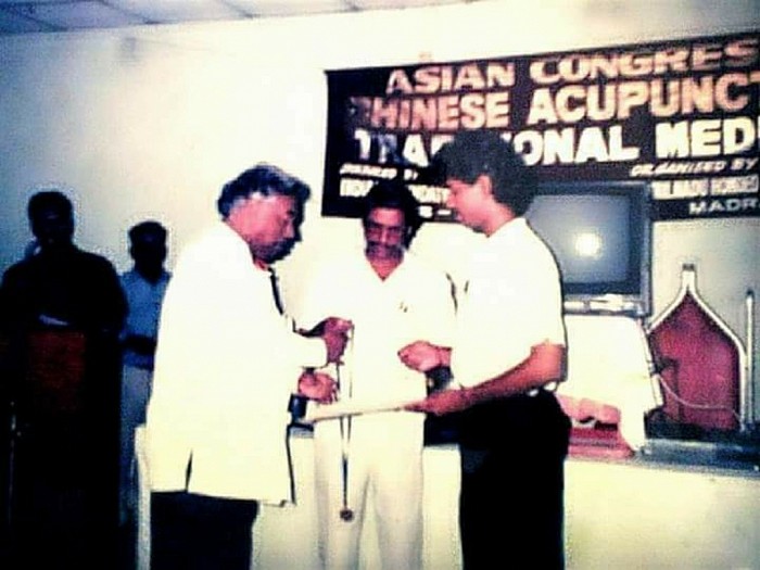 Prof.Dr.SIR ANTON JAYASURIYA hands over the IFAM Gold medal at the ASIAN CONGRESS OF CHINESE ACUPUNCTURE (1996)