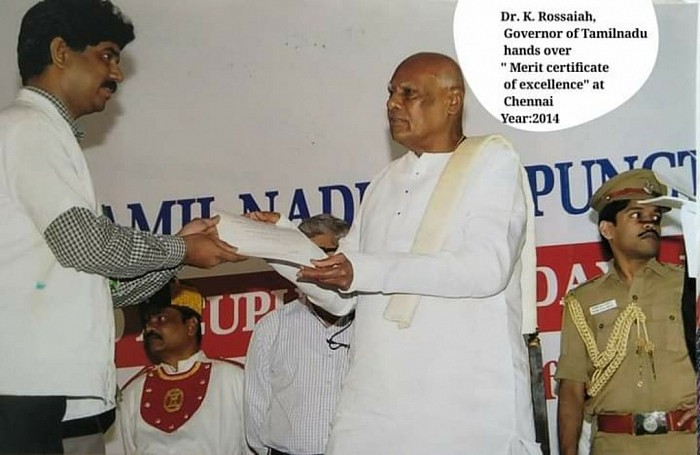 His excellency Dr.K.ROSAIAH, Honourable STATE GOVERNOR of TAMILNADU hands over Prof.C.UNNIKRISHNAN prestigious CERTIFICATE OF MERIT at CHENNAI (World Acupuncture day 2014)